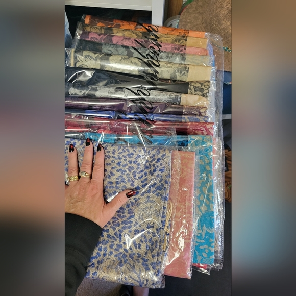 Women's new Pashmina "Black & Dark Red" roses and cheetah print scarf with tassl - Picture 3 of 11